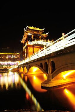 fenghuang köprüsünde güzel gece manzarası