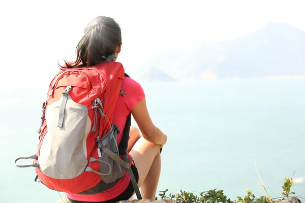 Hiking woman relax and sit seaside — Stock Photo, Image