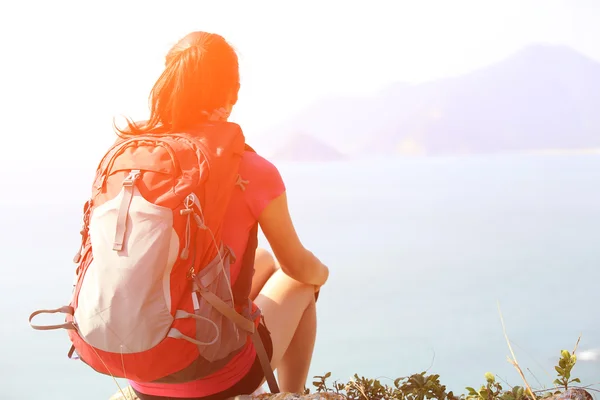 Hiking woman relax and sit seaside — Stock Photo, Image