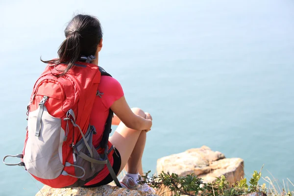 Hiking woman relax and sit seaside — Stock Photo, Image