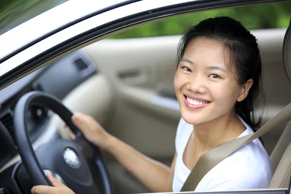 Femme conduisant une voiture — Photo