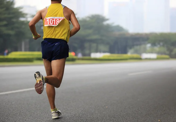 Atleta correndo na maratona internacional de Shenzhen 2013 — Fotografia de Stock