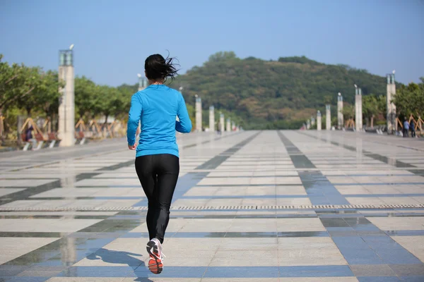 Sport vrouw uitgevoerd — Stockfoto