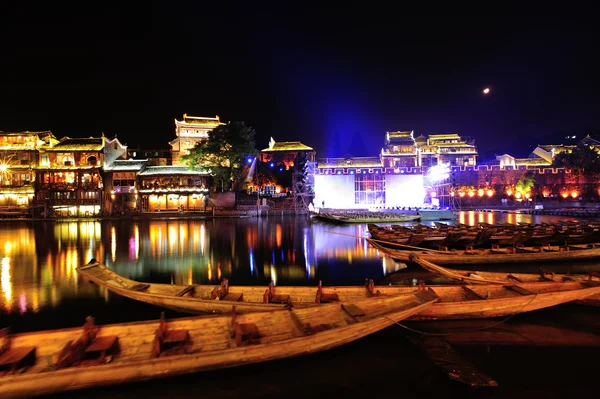 Krásné noční scéna starověké město fenghuang (phoenix) — Stock fotografie