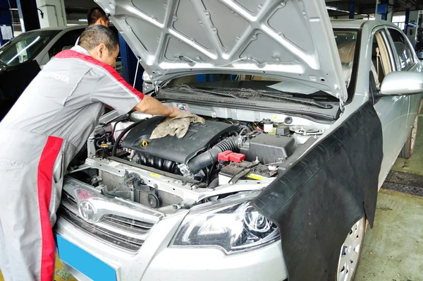 Trabajador profesional limpiando el motor del coche — Foto de Stock