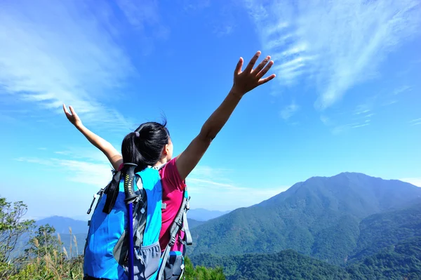 荒野に女性登山家 — ストック写真