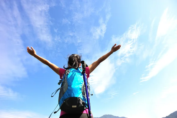 荒野に女性登山家 — ストック写真