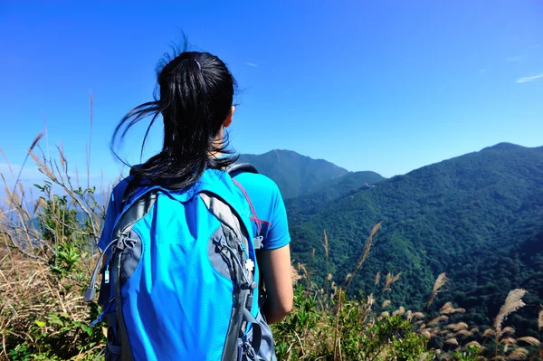 Vrouwelijke klimmer op berg — Stockfoto