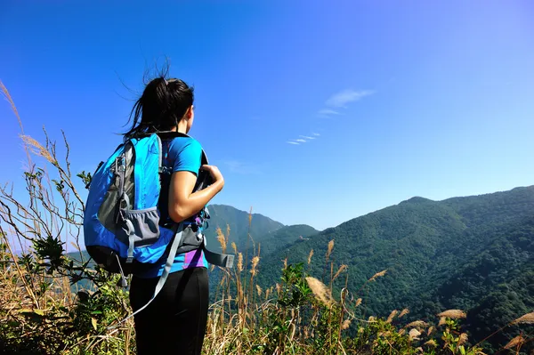 산의 정상에 여성 산악인 — 스톡 사진