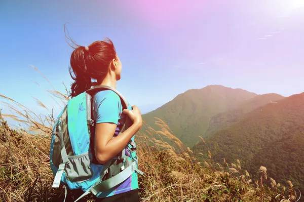 山峰上的女性登山者 — 图库照片