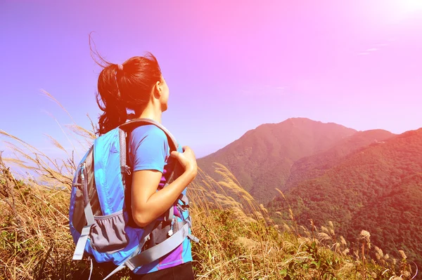 Female climber looking into the wilderness — Stock Photo, Image