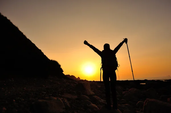 Женщина с распростертыми объятиями к восходу солнца — стоковое фото