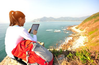 kaya dijital tablet ile kadın hiking