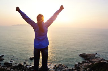kadın denizde elleri açma