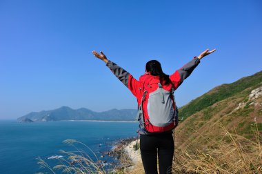kadın stand seaside dağ taş hiking