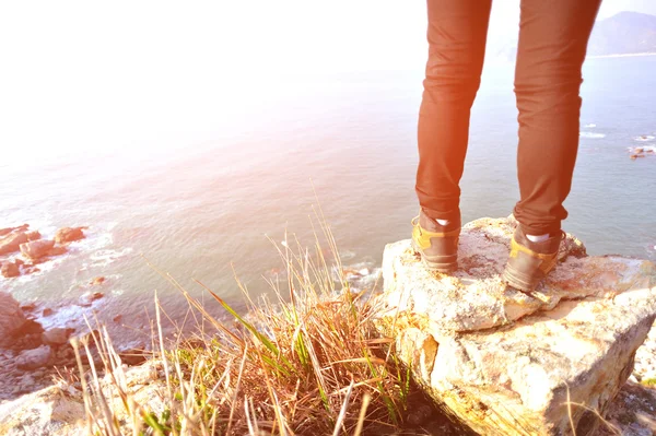 Legs on mountain rock — Stock Photo, Image