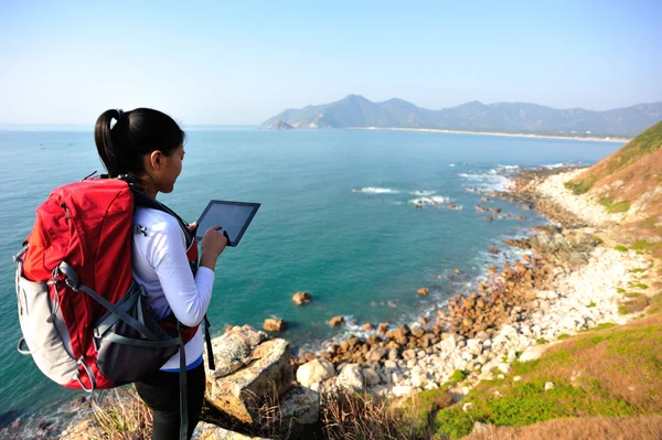 Kobieta wycieczkowicz użytkowania komputera typu tablet — Zdjęcie stockowe