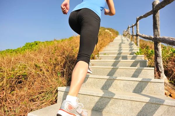Ženské nohy běží — Stock fotografie