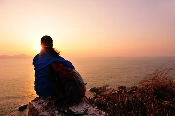 Hiking vrouw stand aan zee — Stockfoto