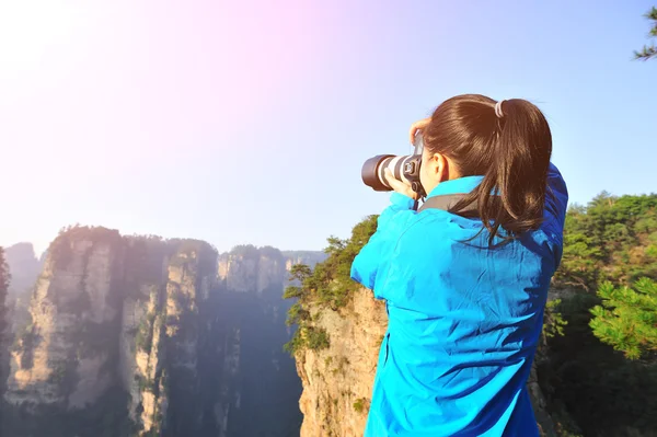 Mujer fotógrafa tomando fotos — Foto de Stock