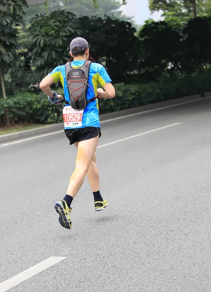 Atletas não identificados correndo na maratona internacional de Shenzhen — Fotografia de Stock