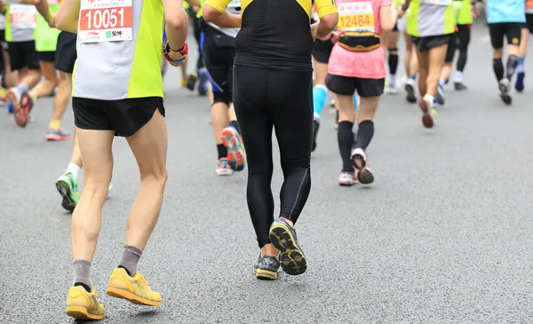 Atleti non identificati che corrono alla maratona internazionale di Shenzhen — Foto Stock