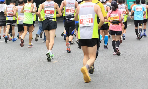 Atletas no identificados corriendo en el maratón internacional de Shenzhen — Foto de Stock