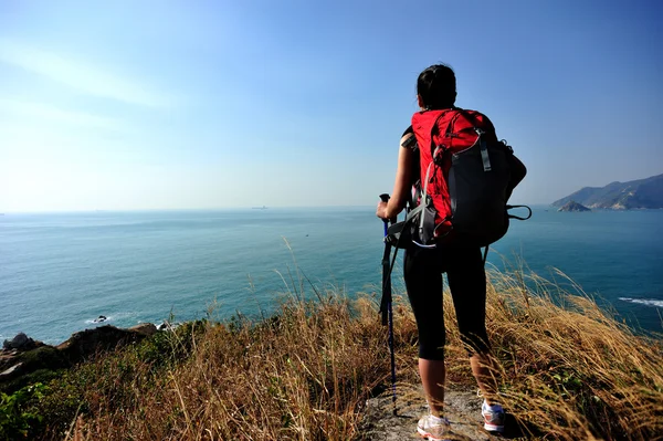 Hiking woman stand seaside mountain rock — Stock Photo, Image