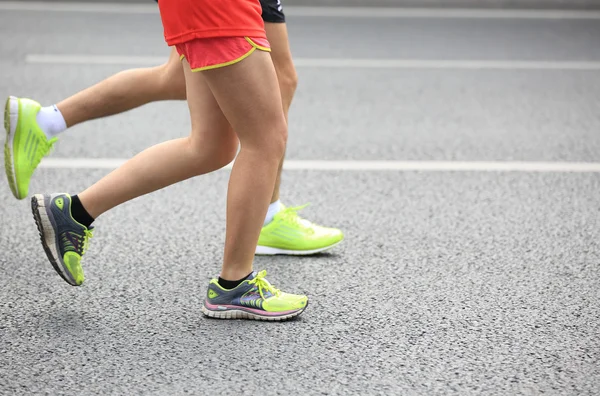 Atleti non identificati che corrono alla maratona internazionale di Shenzhen — Foto Stock