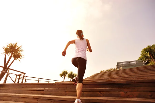 Vrouwelijke atleet bij zonsopgang — Stockfoto