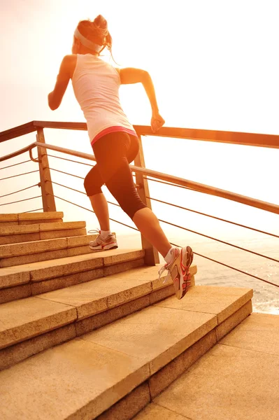 Woman running at sunrise — Stock Photo, Image