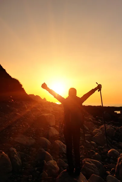 Woman open arms to the sunrise — Stock Photo, Image