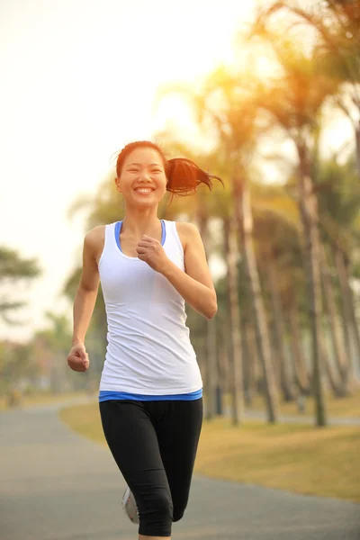 Vrouw joggen in de stad — Stockfoto