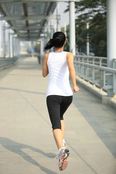 Mulher correndo na cidade — Fotografia de Stock