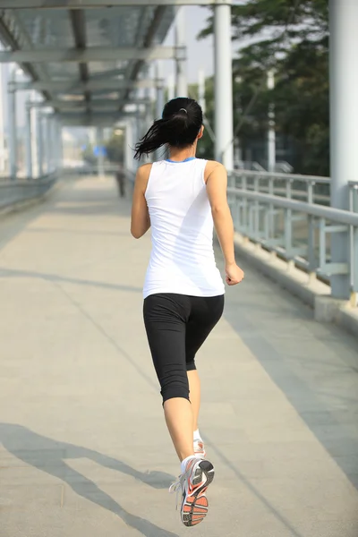 Frau joggt in der Stadt — Stockfoto