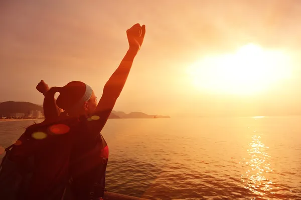 Offene Arme am Strand bei Sonnenuntergang — Stockfoto