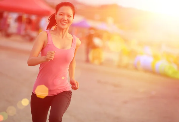 Atleta corredor corriendo en la playa —  Fotos de Stock