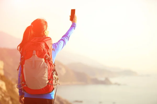 Senderismo mujer tomando fotos con el teléfono — Foto de Stock