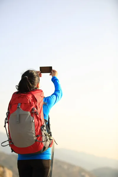 Femme de randonnée prenant des photos avec téléphone — Photo