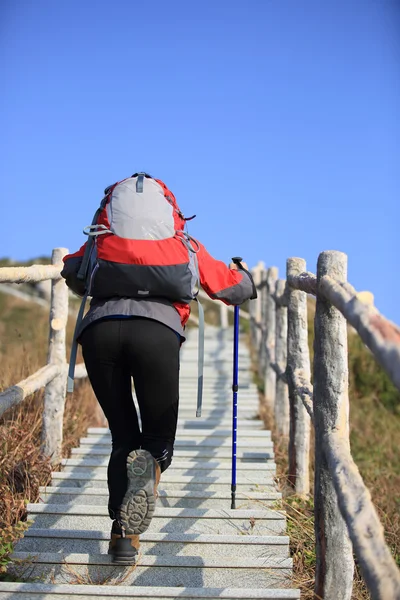 Escursionismo donna arrampicata — Foto Stock