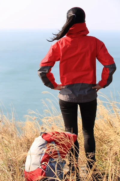 Senderismo mujer pie playa montaña roca —  Fotos de Stock