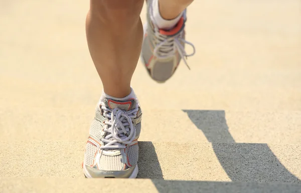 Sport vrouw uitgevoerd — Stockfoto