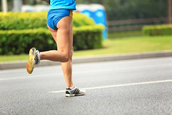 Oidentifierade idrottare kör i shenzhen internationella marathon — Stockfoto