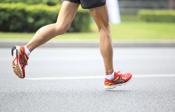 Atleti non identificati che corrono alla maratona internazionale di Shenzhen — Foto Stock