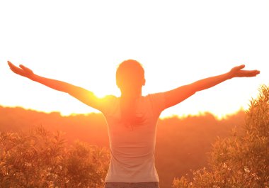 kadın hiker Kollarını açarak dağ tepe