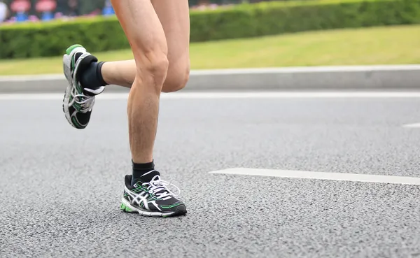 Atletas no identificados corriendo en el maratón internacional de Shenzhen — Foto de Stock