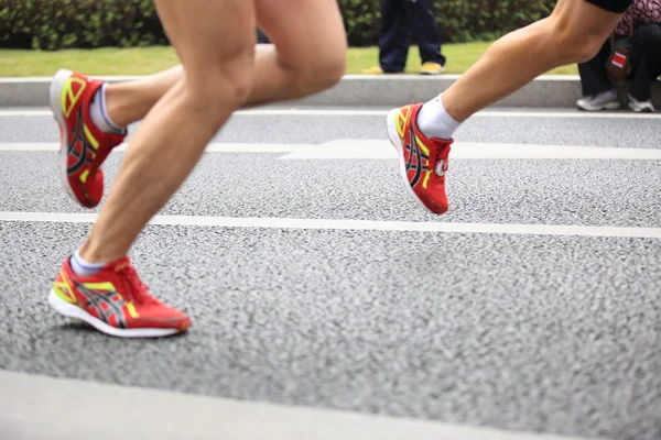 Oidentifierade idrottare kör i shenzhen internationella marathon — Stockfoto