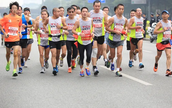 不明身份运行在深圳国际马拉松赛的运动员 — 图库照片