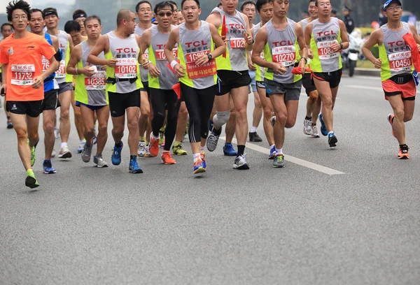 Atletas não identificados correndo na maratona internacional de Shenzhen — Fotografia de Stock