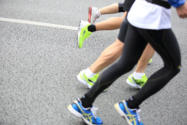 Atleti non identificati che corrono alla maratona internazionale di Shenzhen — Foto Stock